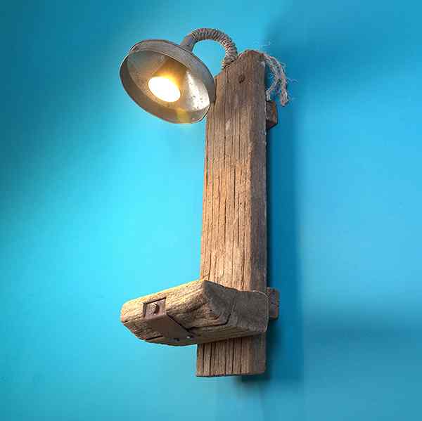 FUNNEL OF LIGHT: Display shelf with spot light 